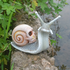 1pc Resin Snail Skull Statue, Snail Garden Animal Sculpture, Halloween Skull And Snail Indoor Outdoor Patio Lawn Courtyard Decoration Home Deor (Model: White)